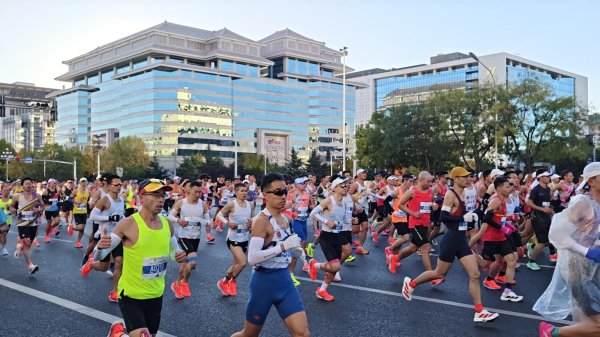 涨上策 加油！北京马拉松开跑，现场直击→